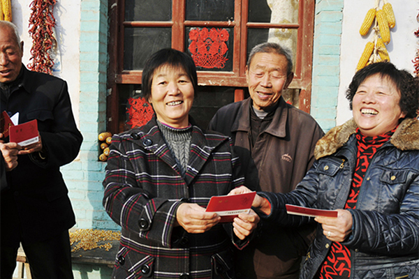 2009年12月，山西省萬榮縣西賈村，新農(nóng)保國家試點啟動，60周歲以上符合領(lǐng)取條件的村民第一次領(lǐng)到新型農(nóng)村社會養(yǎng)老保險基礎(chǔ)養(yǎng)老金