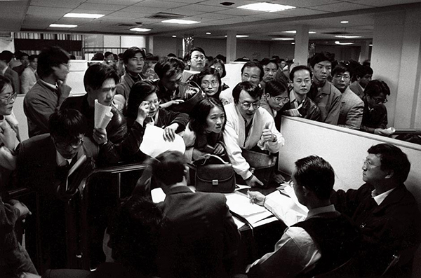1992年，深圳人才市場白領求職