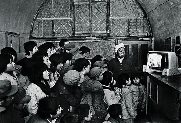 1988年，陜西，一臺黑白電視機(jī)能引來眾多鄰居一起觀看