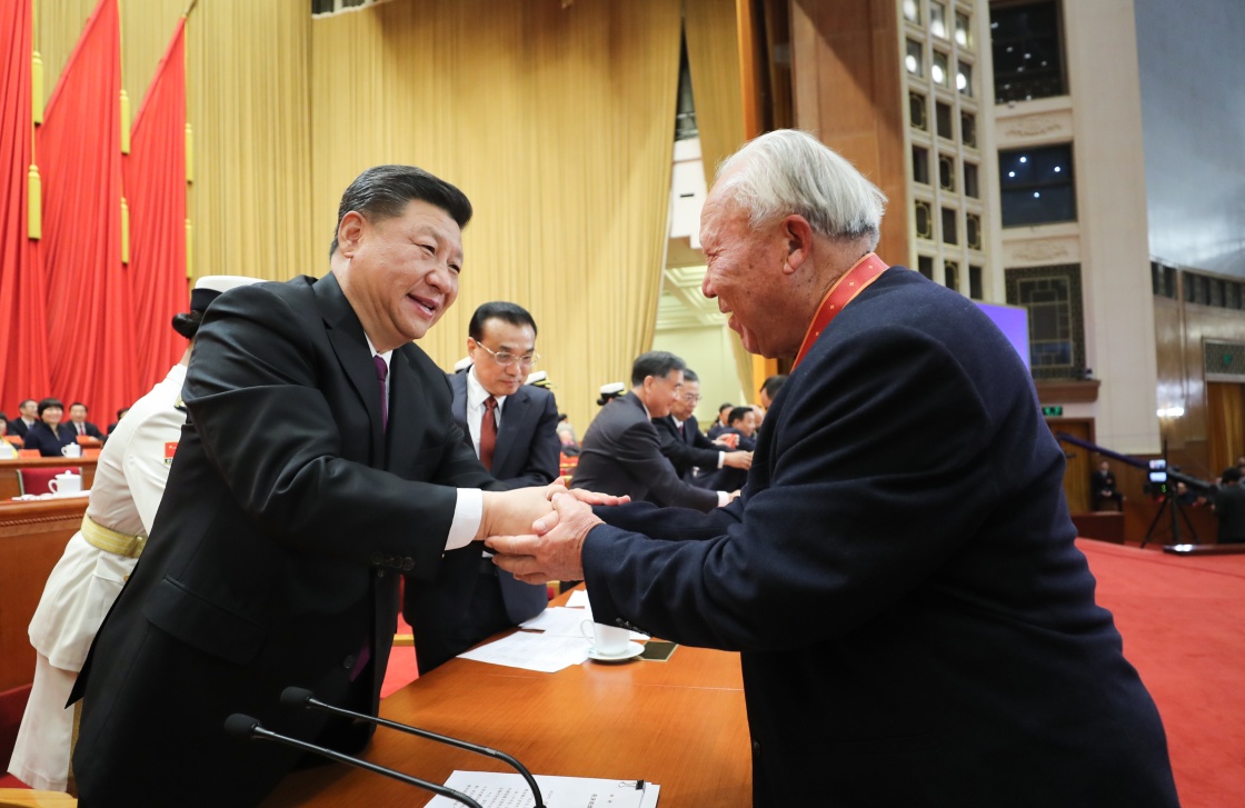 習(xí)近平等為獲得改革先鋒稱號人員代表頒獎