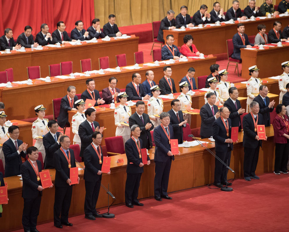 這是習(xí)近平等為獲得改革先鋒稱號人員代表頒獎