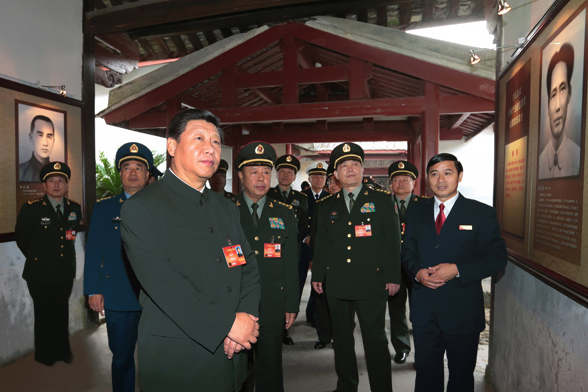 習(xí)近平參觀古田會(huì)議會(huì)址