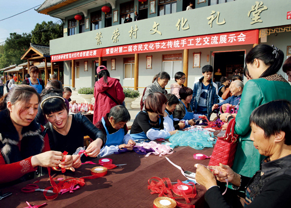 加快建設(shè)基層綜合性文化服務(wù)中心，國(guó)家、省、市、縣、鄉(xiāng)、村六級(jí)公共文化設(shè)施網(wǎng)絡(luò)進(jìn)一步完善。圖為浙江省臺(tái)州市農(nóng)村文化禮堂。 圖片來(lái)源：偉大的變革——慶祝改革開(kāi)放40周年大型展覽 