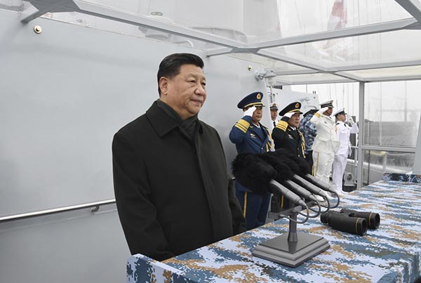 4月23日，在中國(guó)人民解放軍海軍70華誕之際，中共中央總書記、國(guó)家主席、中央軍委主席習(xí)近平出席在青島舉行的慶祝人民海軍成立70周年海上閱兵活動(dòng)。圖為習(xí)近平檢閱艦艇編隊(duì)。新華社記者 李剛 攝