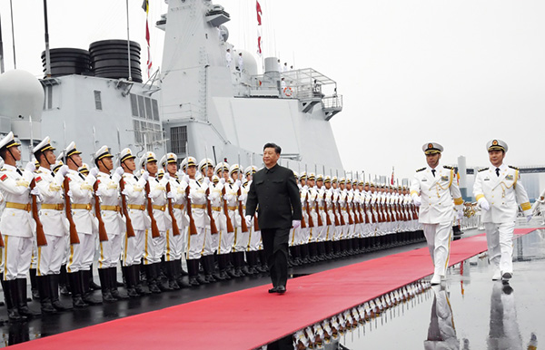 4月23日，在中國(guó)人民解放軍海軍70華誕之際，中共中央總書記、國(guó)家主席、中央軍委主席習(xí)近平出席在青島舉行的慶祝人民海軍成立70周年海上閱兵活動(dòng)。圖為習(xí)近平檢閱海軍儀仗隊(duì)。新華社記者 李剛 攝
