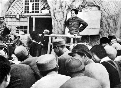 1938年5月，毛澤東在延安魯迅藝術(shù)文學(xué)院作報(bào)告。（資料圖片）