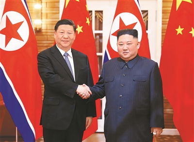 6月20日，中共中央總書(shū)記、國(guó)家主席習(xí)近平在平壤錦繡山迎賓館同朝鮮勞動(dòng)黨委員長(zhǎng)、國(guó)務(wù)委員會(huì)委員長(zhǎng)金正恩會(huì)談。  新華社記者 鞠鵬 攝