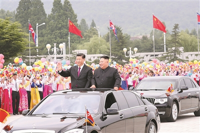 6月20日，中共中央總書(shū)記、國(guó)家主席習(xí)近平乘專機(jī)抵達(dá)平壤，開(kāi)始對(duì)朝鮮民主主義人民共和國(guó)進(jìn)行國(guó)事訪問(wèn)。朝鮮勞動(dòng)黨委員長(zhǎng)、國(guó)務(wù)委員會(huì)委員長(zhǎng)金正恩和夫人李雪主到機(jī)場(chǎng)熱情迎接習(xí)近平和夫人彭麗媛。朝方在機(jī)場(chǎng)舉行隆重歡迎儀式。歡迎儀式結(jié)束后，習(xí)近平與金正恩同車前往錦繡山太陽(yáng)宮廣場(chǎng)，沿途數(shù)十萬(wàn)群眾夾道歡迎。新華社記者 鞠鵬 攝