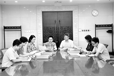 中央紀(jì)委國(guó)家監(jiān)委駐中央統(tǒng)戰(zhàn)部紀(jì)檢監(jiān)察組把落實(shí)“兩個(gè)維護(hù)”作為首要任務(wù)，聚焦權(quán)力運(yùn)行強(qiáng)化政治監(jiān)督。圖為該組紀(jì)檢監(jiān)察干部圍繞如何深化做實(shí)政治監(jiān)督開(kāi)展交流研討。程鵬 攝