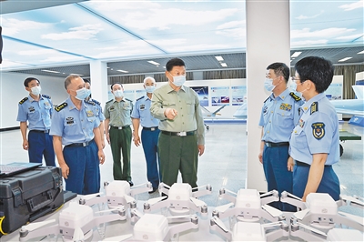 八一建軍節(jié)到來(lái)之際，中共中央總書記、國(guó)家主席、中央軍委主席習(xí)近平7月23日到空軍航空大學(xué)視察，代表黨中央和中央軍委，向?qū)W校師生員工致以誠(chéng)摯問(wèn)候，向全體人民解放軍指戰(zhàn)員、武警部隊(duì)官兵、民兵預(yù)備役人員致以節(jié)日祝賀。這是習(xí)近平察看無(wú)人機(jī)操控教學(xué)設(shè)施，了解無(wú)人機(jī)操控員培養(yǎng)情況。新華社記者 李剛 攝
