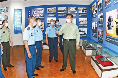 八一建軍節(jié)到來(lái)之際，中共中央總書記、國(guó)家主席、中央軍委主席習(xí)近平7月23日到空軍航空大學(xué)視察，代表黨中央和中央軍委，向?qū)W校師生員工致以誠(chéng)摯問(wèn)候，向全體人民解放軍指戰(zhàn)員、武警部隊(duì)官兵、民兵預(yù)備役人員致以節(jié)日祝賀。這是習(xí)近平參觀學(xué)校航空館。新華社記者 李剛 攝