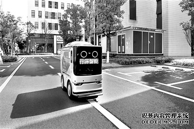 圖為配送機(jī)器人在湖南省長沙市經(jīng)開區(qū)東方智造港內(nèi)為企業(yè)配送午餐。 新華社記者 薛宇舸 攝