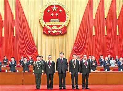 9月8日，全國抗擊新冠肺炎疫情表彰大會在北京人民大會堂隆重舉行。中共中央總書記、國家主席、中央軍委主席習(xí)近平向“共和國勛章”獲得者鐘南山（前排右二），“人民英雄”國家榮譽稱號獲得者張伯禮（前排左二）、張定宇（前排右一）、陳薇（前排左一）頒授勛章獎?wù)隆?新華社記者 謝環(huán)馳 攝