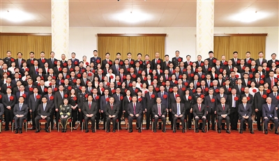 9月8日，全國抗擊新冠肺炎疫情表彰大會在北京人民大會堂隆重舉行。會前，習(xí)近平等黨和國家領(lǐng)導(dǎo)人會見國家勛章和國家榮譽稱號獲得者，全國抗擊新冠肺炎疫情先進個人、先進集體代表等，并同大家合影留念。 新華社記者 黃敬文 攝