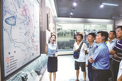 人們?cè)陉惲叙^聽(tīng)講解員講述紅軍四渡赤水的故事。新華社記者 陶亮 攝