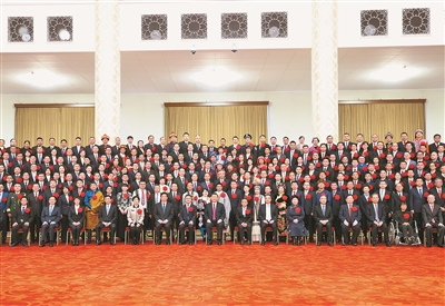 2月25日，全國(guó)脫貧攻堅(jiān)總結(jié)表彰大會(huì)在北京人民大會(huì)堂隆重舉行。會(huì)前，習(xí)近平等會(huì)見(jiàn)全國(guó)脫貧攻堅(jiān)楷模榮譽(yù)稱(chēng)號(hào)獲得者，全國(guó)脫貧攻堅(jiān)先進(jìn)個(gè)人、先進(jìn)集體代表，全國(guó)脫貧攻堅(jiān)楷模榮譽(yù)稱(chēng)號(hào)個(gè)人獲得者和因公犧牲全國(guó)脫貧攻堅(jiān)先進(jìn)個(gè)人親屬代表等，并同大家合影留念。 新華社記者 鞠鵬 攝