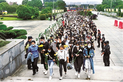 5月24日，公眾前往明陽山殯儀館送別袁隆平院士。中新社記者 楊華峰 攝
