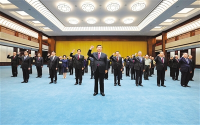 6月18日，黨和國家領(lǐng)導(dǎo)人習(xí)近平、李克強(qiáng)、栗戰(zhàn)書、汪洋、王滬寧、趙樂際、韓正、王岐山等在中國共產(chǎn)黨歷史展覽館參觀“‘不忘初心、牢記使命’中國共產(chǎn)黨歷史展覽”。這是參觀結(jié)束后，習(xí)近平帶領(lǐng)黨員領(lǐng)導(dǎo)同志一起重溫入黨誓詞。  新華社記者 李學(xué)仁 攝