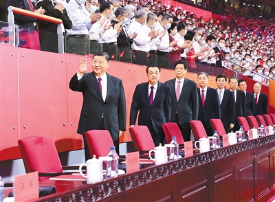 6月28日晚，慶祝中國共產(chǎn)黨成立100周年文藝演出《偉大征程》在國家體育場盛大舉行。習近平、李克強、栗戰(zhàn)書、汪洋、王滬寧、趙樂際、韓正、王岐山等黨和國家領(lǐng)導人，同約2萬名觀眾一起觀看演出。新華社記者 鞠鵬 攝