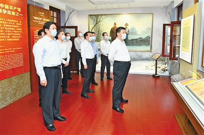 6月25日，中共中央政治局就用好紅色資源、賡續(xù)紅色血脈舉行第三十一次集體學(xué)習(xí)。這次集體學(xué)習(xí)采取參觀和討論相結(jié)合的形式，這是習(xí)近平、李克強(qiáng)、栗戰(zhàn)書、汪洋、王滬寧、趙樂際、韓正等在北大紅樓參觀“光輝偉業(yè)　紅色序章——北大紅樓與中國共產(chǎn)黨早期北京革命活動主題展”。新華社記者 謝環(huán)馳 攝