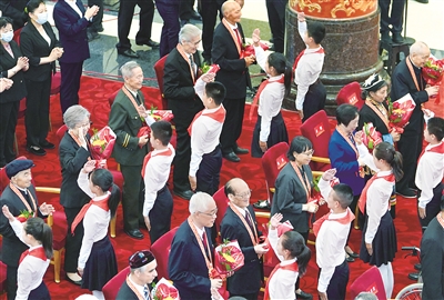 6月29日，慶祝中國(guó)共產(chǎn)黨成立100周年“七一勛章”頒授儀式在北京人民大會(huì)堂金色大廳隆重舉行。圖為少先隊(duì)員向勛章獲得者獻(xiàn)花，敬禮致意。新華社記者 高潔 攝