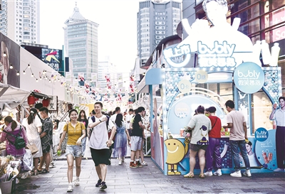 2021年7月11日，遼寧沈陽，當天是“頭伏”，市民走出家門，在位于東中街的夜市游玩、休閑、購物。夜市中的非遺等文化展區(qū)吸引大量市民。（圖片來源：視覺中國）