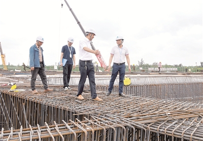 海南省?？谑屑o(jì)委監(jiān)委緊盯土地利用、工程招投標(biāo)、國(guó)土空間規(guī)劃“三個(gè)領(lǐng)域”，堅(jiān)決糾治因地生腐、坐地生財(cái)?shù)葐栴}，確保工程項(xiàng)目建設(shè)風(fēng)清氣正，高質(zhì)量推進(jìn)清廉自貿(mào)港建設(shè)。圖為?？谑屑o(jì)檢監(jiān)察干部到美蘭機(jī)場(chǎng)二期配套項(xiàng)目走訪，強(qiáng)化監(jiān)督檢查。蘇弼坤 攝