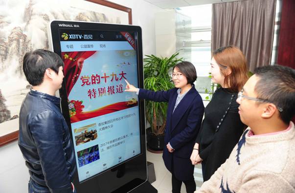 　　為深入、細致、生動地宣講黨的十九大精神，各級紀檢監(jiān)察機關積極運用互聯(lián)網(wǎng)技術和信息化手段開展工作。  　　“‘黨的十九大微課堂’‘黨的十九大知識庫’，打開網(wǎng)絡隨時學，點開手機隨地學，大家還可以利用微信群、朋友圈分享交流學習體會，通過網(wǎng)上測試來提升學習效果?！边B日來，成都市新都區(qū)紀委在網(wǎng)站、手機客戶端、微信公眾號、微博等新媒體平臺，推出十九大精神專題報道，鼓勵大家利用新媒體平臺的優(yōu)勢，把十九大精神學深學透、學以致用，在全區(qū)掀起學習黨的十九大報告精神的熱潮。  　　四川省樂山市沙灣區(qū)紀委依托微信公眾平臺打造“指尖上的學習園地”，讓黨員干部全方位多角度暢享精神“大餐”。堅持每日推送十九大精神“微解讀”，適時分享學習心得；推送在線知識測試小程序，組織十九大精神“微考試”，以考促學、以學提能；建立微信學習互幫小組開展“微討論”，暢聊感悟共解學習疑惑。  　　江蘇省金湖縣紀委通過網(wǎng)站、微信等媒體開設“唱響十九大”學習專欄，并將錄制的“學習十九大、傳遞好聲音”系列視頻課件同步推送。原汁原味學報告、融會貫通談體會、學以致用踐行動，全縣2.3萬名黨員通過網(wǎng)絡在線學習黨的十九大精神。大家紛紛表示，這種宣講方式形式新穎，通俗易懂，非常有助于加深對十九大精神的學習理解。  　　十九大結束后，河南省紀委在省紀委監(jiān)察廳網(wǎng)站上推出了“省紀委約你有獎答題”欄目，幫助全省紀檢干部和廣大網(wǎng)友強化對黨的十九大精神的學習理解，增強全省紀檢干部深刻領會習近平新時代中國特色社會主義思想，認真落實全面從嚴治黨新要求，以更加科學、更加嚴密、更加有效的舉措推動全面從嚴治黨向縱深發(fā)展。  　　江西省樂平市紀委在“樂平市黨風廉政網(wǎng)”開設“十九大精神”學習專欄，其官方微信“廉潔樂平”也聚焦十九大精選優(yōu)選宣傳內(nèi)容，每日堅持轉載轉發(fā)中央紀委監(jiān)察部網(wǎng)站、人民日報及新華社十九大精神權威解讀，向讀者推送，成為樂平人民獲取十九大信息和知識的主流網(wǎng)絡平臺；該市紀委還在公號首頁添加“學十九大”“測十九大”子菜單，推送十九大精神學習及知識點測試鏈接，要求紀檢干部圍繞新要求、新目標劃重點、記要點、圈亮點、謀思路，以真學、深學指導監(jiān)督執(zhí)紀問責工作實踐。  　　“輸入咱們縣紀委的‘正風鉛山’網(wǎng)站名，打開搜索顯示的第一個網(wǎng)頁鏈接，就能看到十九大最新最權威的政策說明了……”江西省鉛山縣篁碧畬族鄉(xiāng)畬族村地處偏遠山區(qū)，消息閉塞，雖然近日架好了網(wǎng)線，但很多村組干部和村民對網(wǎng)絡學習還不太熟悉。該鄉(xiāng)紀委書記了解情況后組織紀檢干部及時來到村里，手把手教村里的群眾如何正確使用網(wǎng)絡學習黨的十九大精神。“之前我們也就在休息時間上網(wǎng)打打游戲，現(xiàn)在每天都會翻看正風鉛山網(wǎng)站，學習有關十九大精神的各類報道，雖然地處偏遠，但網(wǎng)絡使十九大精神離我們很近，真好咧！”村民們激動地說。  　　當前，全黨全國上下正在深入學習宣傳貫徹黨的十九大精神，各地區(qū)各部門要按照黨中央統(tǒng)一部署，采取多種方式，運用多種載體，加大宣傳力度，增強學習宣傳的實效。