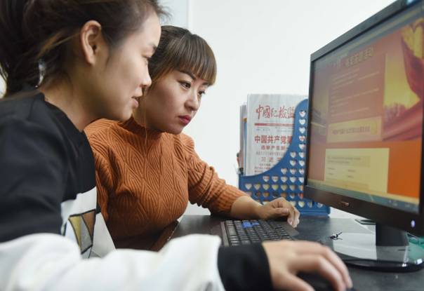 　　為深入、細致、生動地宣講黨的十九大精神，各級紀檢監(jiān)察機關積極運用互聯(lián)網(wǎng)技術和信息化手段開展工作。  　　“‘黨的十九大微課堂’‘黨的十九大知識庫’，打開網(wǎng)絡隨時學，點開手機隨地學，大家還可以利用微信群、朋友圈分享交流學習體會，通過網(wǎng)上測試來提升學習效果?！边B日來，成都市新都區(qū)紀委在網(wǎng)站、手機客戶端、微信公眾號、微博等新媒體平臺，推出十九大精神專題報道，鼓勵大家利用新媒體平臺的優(yōu)勢，把十九大精神學深學透、學以致用，在全區(qū)掀起學習黨的十九大報告精神的熱潮。  　　四川省樂山市沙灣區(qū)紀委依托微信公眾平臺打造“指尖上的學習園地”，讓黨員干部全方位多角度暢享精神“大餐”。堅持每日推送十九大精神“微解讀”，適時分享學習心得；推送在線知識測試小程序，組織十九大精神“微考試”，以考促學、以學提能；建立微信學習互幫小組開展“微討論”，暢聊感悟共解學習疑惑。  　　江蘇省金湖縣紀委通過網(wǎng)站、微信等媒體開設“唱響十九大”學習專欄，并將錄制的“學習十九大、傳遞好聲音”系列視頻課件同步推送。原汁原味學報告、融會貫通談體會、學以致用踐行動，全縣2.3萬名黨員通過網(wǎng)絡在線學習黨的十九大精神。大家紛紛表示，這種宣講方式形式新穎，通俗易懂，非常有助于加深對十九大精神的學習理解。  　　十九大結束后，河南省紀委在省紀委監(jiān)察廳網(wǎng)站上推出了“省紀委約你有獎答題”欄目，幫助全省紀檢干部和廣大網(wǎng)友強化對黨的十九大精神的學習理解，增強全省紀檢干部深刻領會習近平新時代中國特色社會主義思想，認真落實全面從嚴治黨新要求，以更加科學、更加嚴密、更加有效的舉措推動全面從嚴治黨向縱深發(fā)展。  　　江西省樂平市紀委在“樂平市黨風廉政網(wǎng)”開設“十九大精神”學習專欄，其官方微信“廉潔樂平”也聚焦十九大精選優(yōu)選宣傳內(nèi)容，每日堅持轉載轉發(fā)中央紀委監(jiān)察部網(wǎng)站、人民日報及新華社十九大精神權威解讀，向讀者推送，成為樂平人民獲取十九大信息和知識的主流網(wǎng)絡平臺；該市紀委還在公號首頁添加“學十九大”“測十九大”子菜單，推送十九大精神學習及知識點測試鏈接，要求紀檢干部圍繞新要求、新目標劃重點、記要點、圈亮點、謀思路，以真學、深學指導監(jiān)督執(zhí)紀問責工作實踐。  　　“輸入咱們縣紀委的‘正風鉛山’網(wǎng)站名，打開搜索顯示的第一個網(wǎng)頁鏈接，就能看到十九大最新最權威的政策說明了……”江西省鉛山縣篁碧畬族鄉(xiāng)畬族村地處偏遠山區(qū)，消息閉塞，雖然近日架好了網(wǎng)線，但很多村組干部和村民對網(wǎng)絡學習還不太熟悉。該鄉(xiāng)紀委書記了解情況后組織紀檢干部及時來到村里，手把手教村里的群眾如何正確使用網(wǎng)絡學習黨的十九大精神。“之前我們也就在休息時間上網(wǎng)打打游戲，現(xiàn)在每天都會翻看正風鉛山網(wǎng)站，學習有關十九大精神的各類報道，雖然地處偏遠，但網(wǎng)絡使十九大精神離我們很近，真好咧！”村民們激動地說。  　　當前，全黨全國上下正在深入學習宣傳貫徹黨的十九大精神，各地區(qū)各部門要按照黨中央統(tǒng)一部署，采取多種方式，運用多種載體，加大宣傳力度，增強學習宣傳的實效。