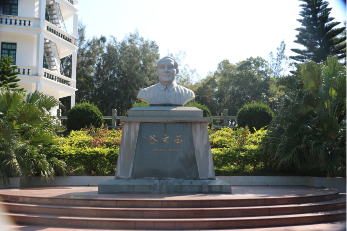 這里的藍天白云,藍海綠水,還有那張開臂膀的木麻黃,養(yǎng)東山兒女,迎八方來客,見證著東山人民艱苦奮斗根治沙害,也在吟頌著人民的好公仆--谷文昌,廉政教育