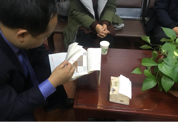 當(dāng)晚李明寫了整整11頁(yè)紙的交代材料。花垣縣紀(jì)委、縣監(jiān)委工作人員在翻看李明所寫的交代材料