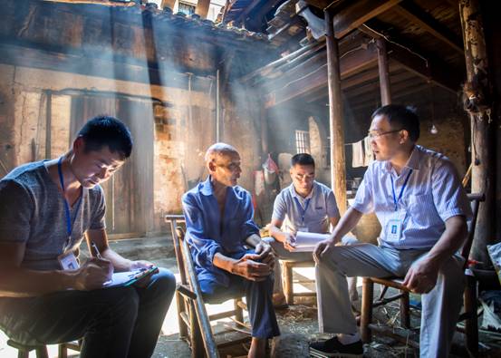 黨中央把貧困人口脫貧作為全面建成小康社會的底線任務(wù)和標(biāo)志性指標(biāo)。脫貧攻堅(jiān)是硬仗中的硬仗，必須付出百倍努力。