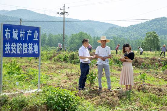 黨中央把貧困人口脫貧作為全面建成小康社會的底線任務(wù)和標(biāo)志性指標(biāo)。脫貧攻堅(jiān)是硬仗中的硬仗，必須付出百倍努力。
