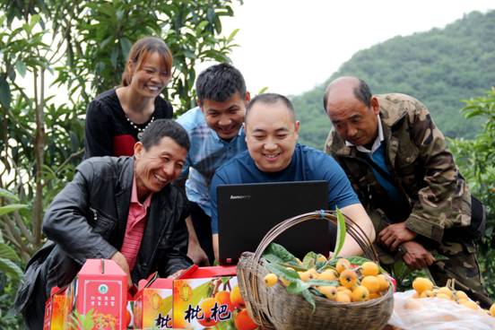 黨中央把貧困人口脫貧作為全面建成小康社會的底線任務(wù)和標(biāo)志性指標(biāo)。脫貧攻堅(jiān)是硬仗中的硬仗，必須付出百倍努力。