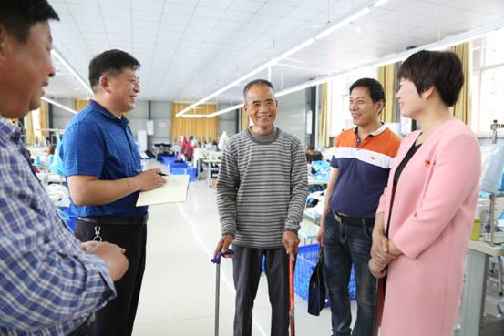 黨中央把貧困人口脫貧作為全面建成小康社會的底線任務(wù)和標(biāo)志性指標(biāo)。脫貧攻堅(jiān)是硬仗中的硬仗，必須付出百倍努力。