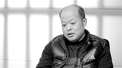 李延臣，上海海洋大學(xué)原副校長(zhǎng)。因涉嫌嚴(yán)重違紀(jì)違法，于2018年5月接受上海市紀(jì)委監(jiān)委紀(jì)律審查和監(jiān)察調(diào)查，同年7月被開除黨籍、開除公職，隨后被移送檢察機(jī)關(guān)審查起訴。今年1月，李延臣因犯受賄罪被判處有期徒刑10年3個(gè)月，并處罰金人民幣100萬元，受賄所得財(cái)物及其孳息予以追繳，上繳國(guó)庫。筱崧 攝