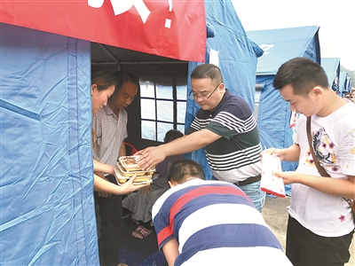 四川省宜賓市長(zhǎng)寧縣6.0級(jí)地震后，珙縣紀(jì)委監(jiān)委成立黨員服務(wù)隊(duì)為受災(zāi)群眾服務(wù)。韓春圓 攝