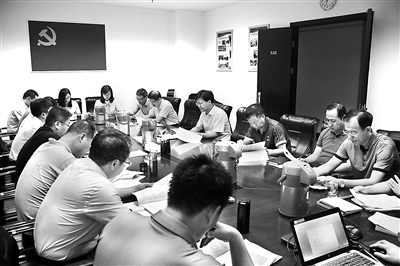 圖為中央紀委國家監(jiān)委案件審理室近日召開室務會，集體討論案件。