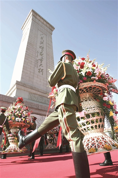 在天安門廣場人民英雄紀(jì)念碑前舉行的向人民英雄敬獻(xiàn)花籃儀式。 （資料圖片）