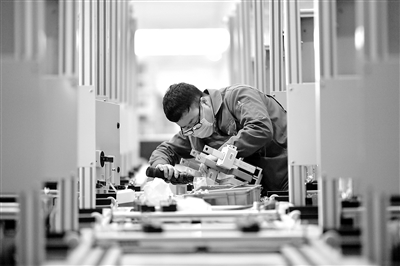 “政府服務‘跑在前’，企業(yè)復工‘醒得快’?！标兾魇∠剃柺袑彆r度勢，實施激勵政策，幫助外地員工迅速返回企業(yè)復工。在得到政府保障企業(yè)用工和防疫的政策支持后，咸陽市的企業(yè)復工迅速提速。圖為近日，工人在位于咸陽的正泰智能電氣西北產(chǎn)業(yè)園工作。 新華社記者 張博文 攝