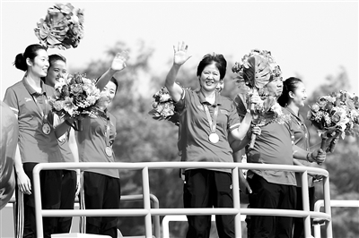 ▶2019年10月1日上午，慶祝中華人民共和國成立70周年大會在北京天安門廣場隆重舉行。這是群眾游行中的“祖國萬歲”方陣。（資料圖片）