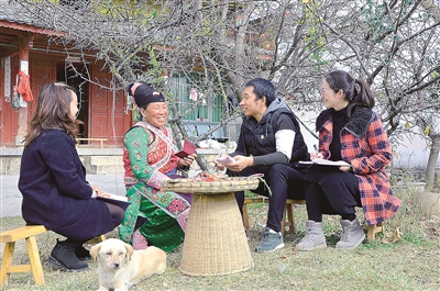 云南省大理白族自治州大理市鳳儀鎮(zhèn)紀檢監(jiān)察干部走村入戶對惠民惠農(nóng)“一卡通”發(fā)放、管理和使用中存在的違紀違法問題進行大走訪、大排查，確?；菝窕蒉r(nóng)財政補貼資金發(fā)放到位。  楊志福 攝
