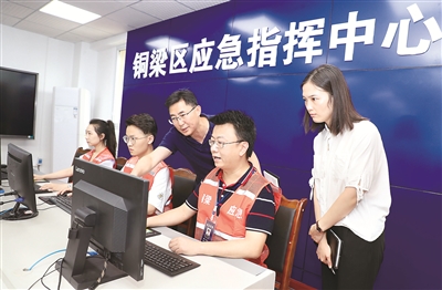 圖為重慶市銅梁區(qū)紀(jì)委監(jiān)委駐區(qū)府辦紀(jì)檢監(jiān)察組到區(qū)應(yīng)急指揮中心，對(duì)全區(qū)應(yīng)急管理指揮工作開(kāi)展監(jiān)督檢查。  劉敏 攝