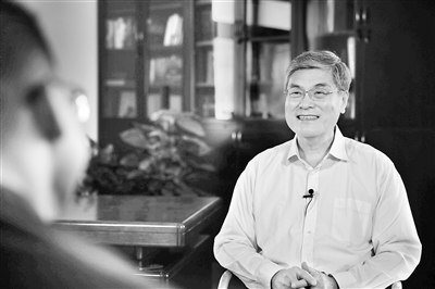 圖為潘云鶴接受本報(bào)專訪。 本報(bào)記者 齊學(xué)家 攝