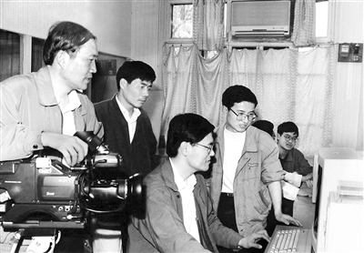 圖為1995年潘云鶴（左三）指導(dǎo)學(xué)生做科學(xué)研究。