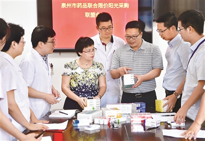 近年來，福建省泉州市改革傳統(tǒng)藥品采購模式，建立由268家醫(yī)保定點醫(yī)療機(jī)構(gòu)組成的泉州市陽光藥采聯(lián)盟。圖為泉州市陽光藥采聯(lián)盟召集專家對部分藥品進(jìn)行遴選審議。新華社記者 魏培全 攝