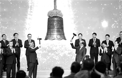 黨的十九大以來，以習(xí)近平同志為核心的黨中央推動(dòng)全面深化改革的新舉措一茬接著一茬，一幅風(fēng)生水起、蹄疾步穩(wěn)的改革畫卷躍然如見。圖為深圳證券交易所舉行的創(chuàng)業(yè)板改革并試點(diǎn)注冊制首批企業(yè)上市的敲鐘儀式。