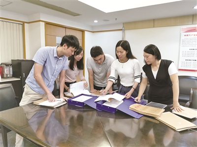 在查辦受賄行賄案件過程中，廣東省佛山市順德區(qū)紀(jì)委監(jiān)委注重及時總結(jié)經(jīng)驗，推動以案促改。圖為該區(qū)紀(jì)委監(jiān)委工作人員在分析一起行賄案件案情。（佛山市順德區(qū)紀(jì)委監(jiān)委供圖）