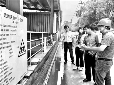 江蘇省無錫市濱湖區(qū)紀委監(jiān)委工作人員對違法違規(guī)“小化工”專項整治反饋問題整改情況開展明察暗訪。攝影/賈晟（濱湖區(qū)紀委監(jiān)委干部）