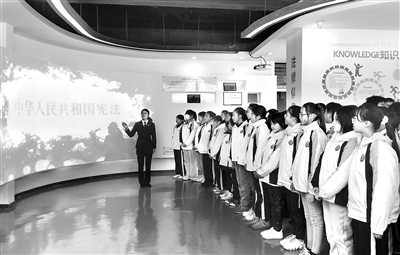 圖為2020年12月4日，四川省南充市蓬安二中的學生在該縣青少年法治教育基地近距離接觸和感受法律文化。（圖片來源：視覺中國）